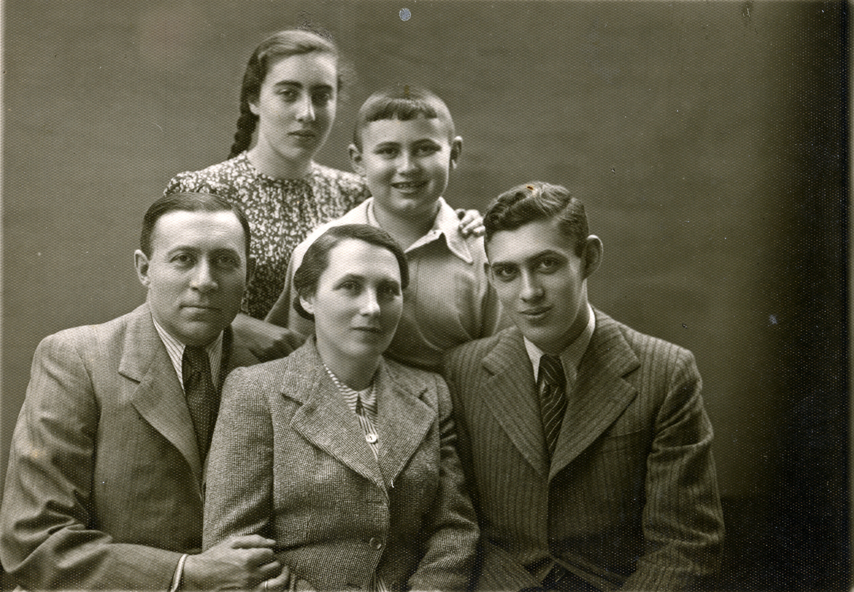 Studio portrait of a Jewish family in Kalisz, Poland.

Pictured are Hersz and Rachel Gluba, with their children Ester, Michael, and Szamszon.