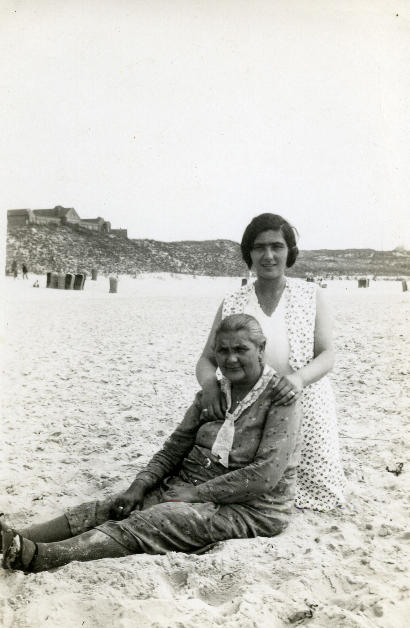 Trjntje de Jong and her daughter Schoontje (Shaina) relax on the beach.

Schoontje survived the Holocaust, but Trjntje perished.