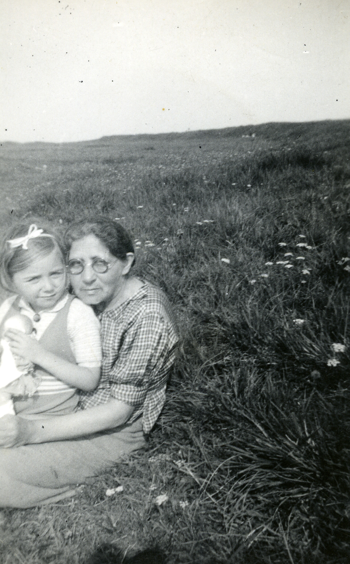 Mireille Dores and her grandmother, Dora Abramowitz on their last vacation before the war, at Onival.

Dora Abramovitz was deported to Drancy, then to Auschwitz in February 1943, where she perished.