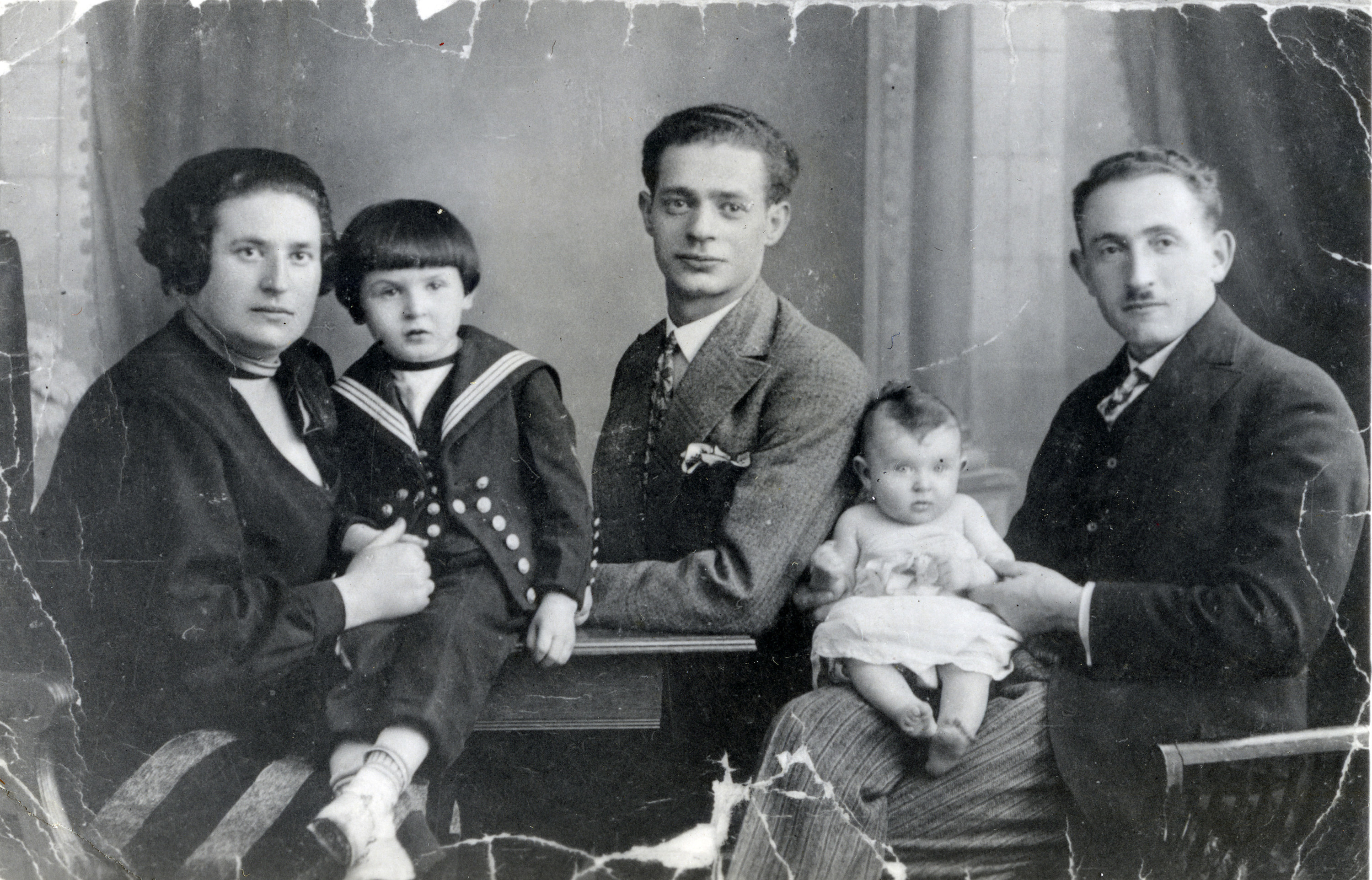 Studio portrait of a German Jewish family. - Collections Search ...