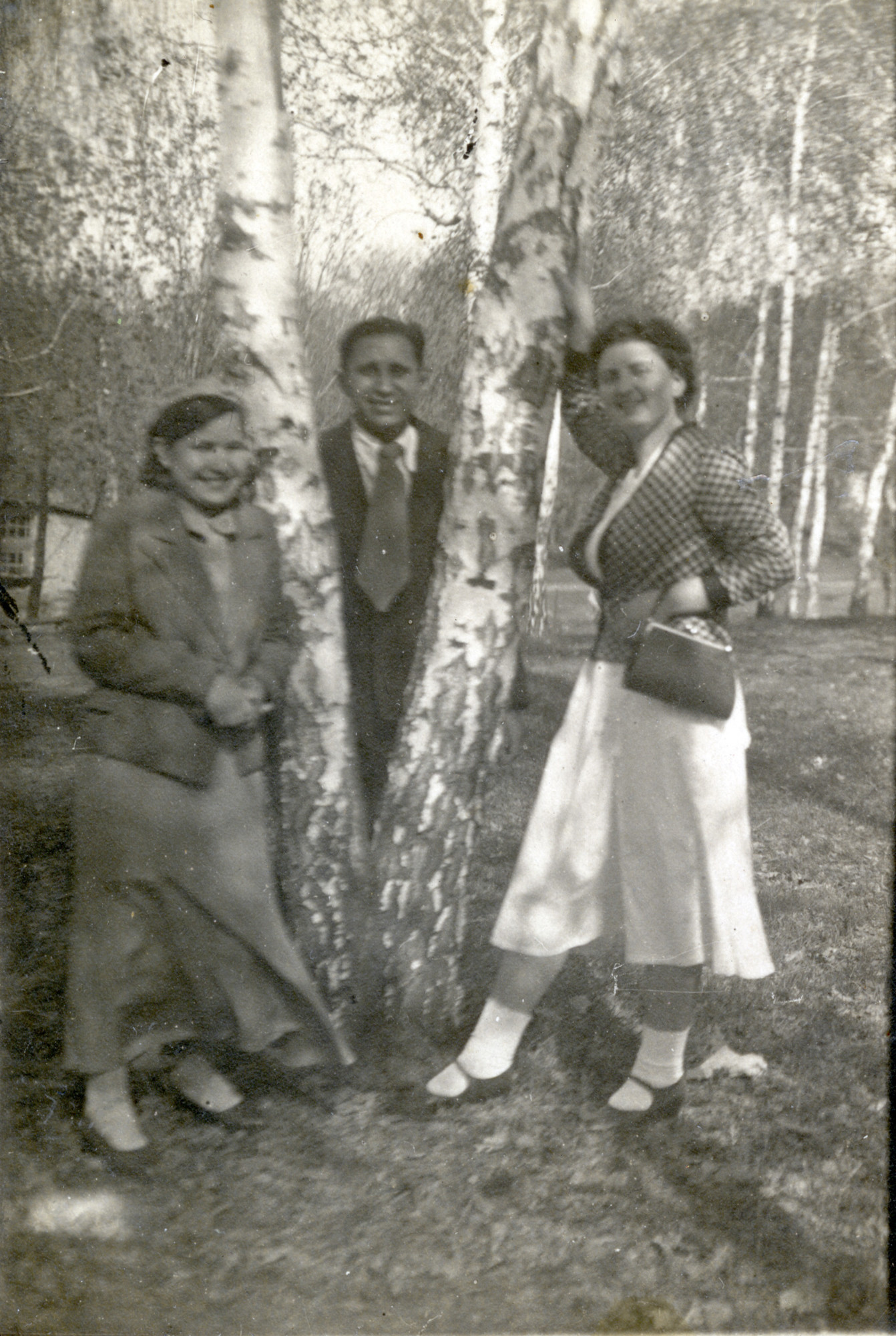 Jewish displaced persons in the Pocking displaced persons camp.

Pictured (left to right) are Stella Feidel, Shlomo Garber, and [unidentified].