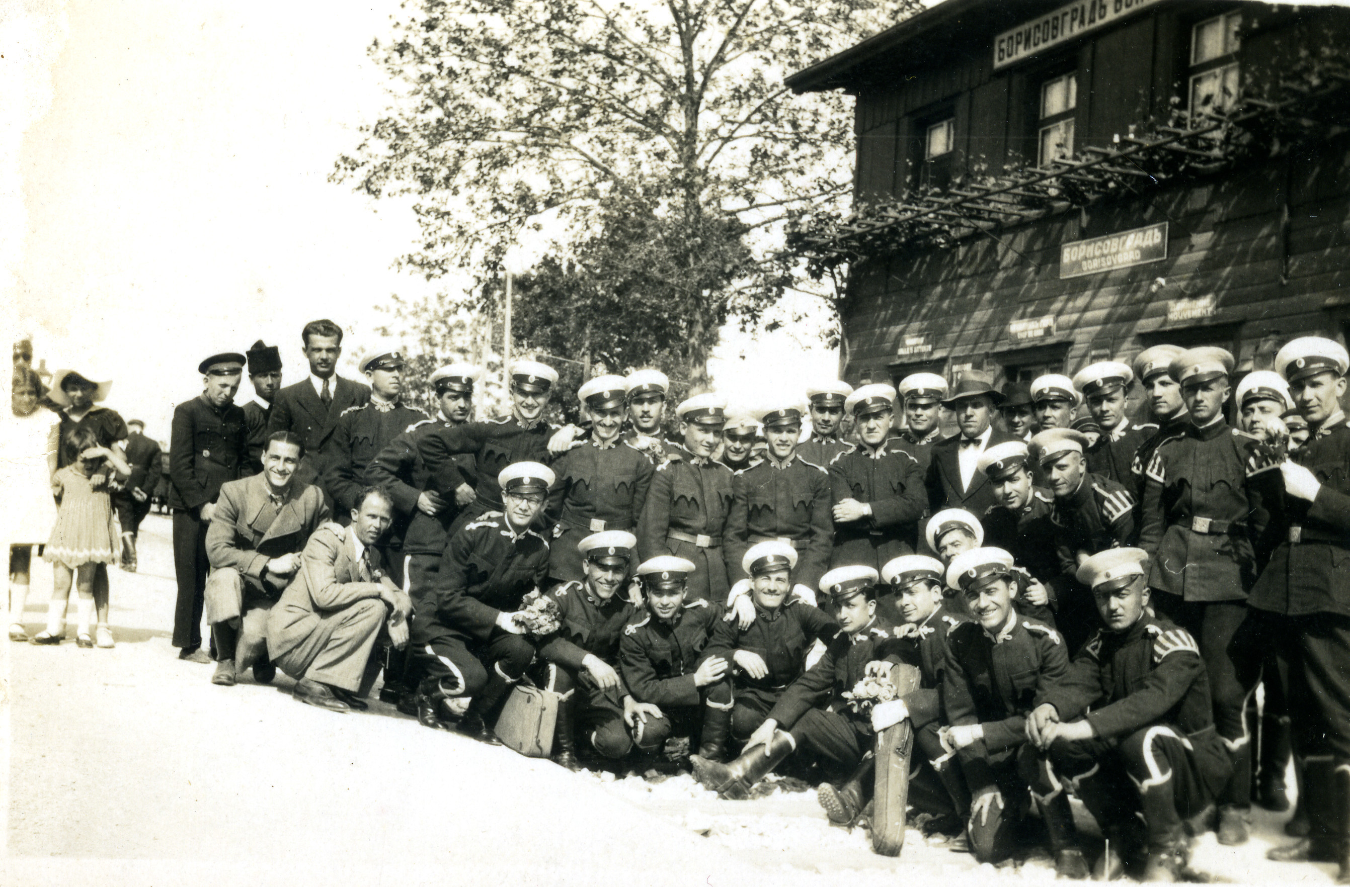 Group portrait of musicians in the Tsar's orchestra in Borisovgrad, Bulgaria.

Among those pictured is Nissim Alkalay (standing center-right, to the left of the man wearing a suit).