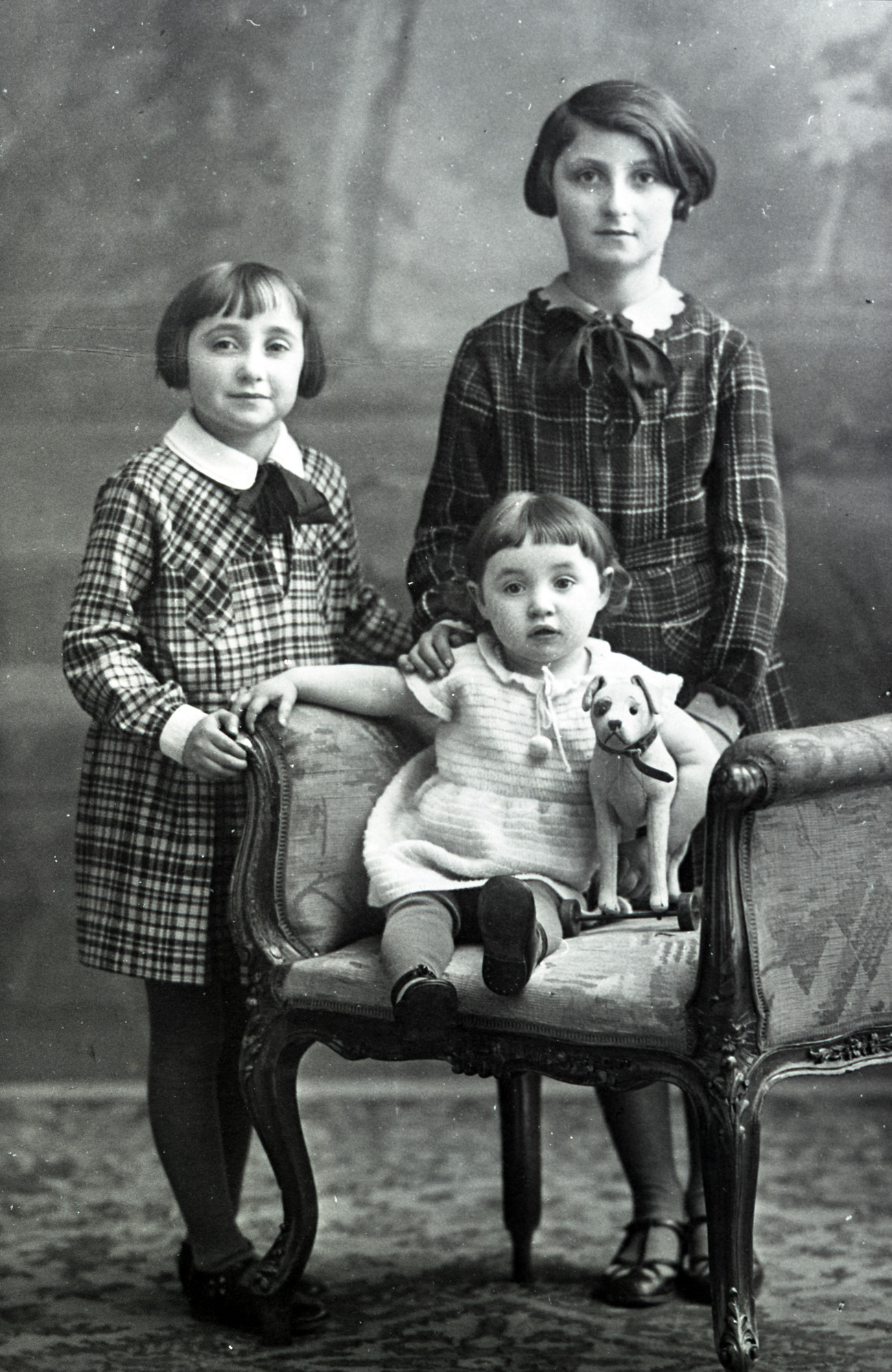 Studio portrait of three Dutch Jewish sisters.

Pictured seated is Erna Stopper.  Standing (left to right) are Tilly and Henny Stopper.