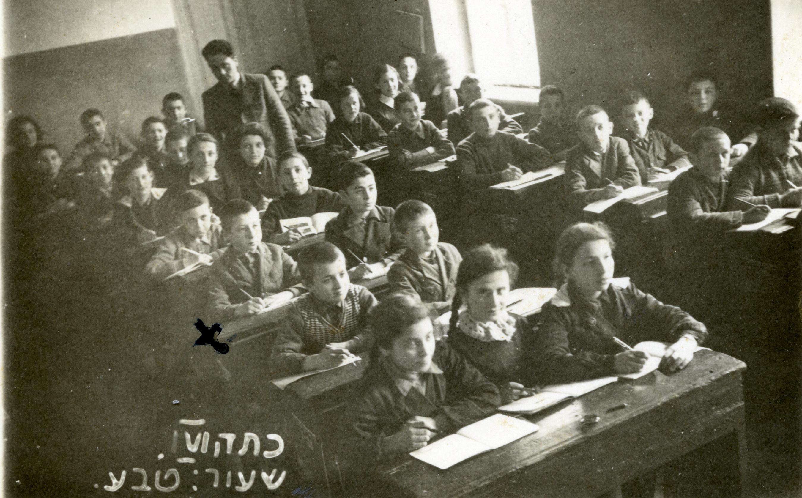 A first grade class in a Tarbut school in Lida.

Among those pictured is Shmuel Muller (seated on the left side, third row from the front, left).