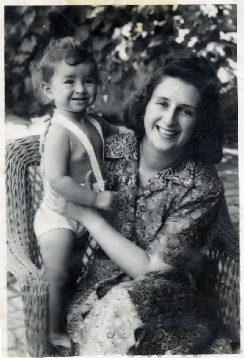 Close-up portrait of Stephani Lenji Zentai with her daughter Goldie.

Both mother and daughter were killed in Auschwitz.