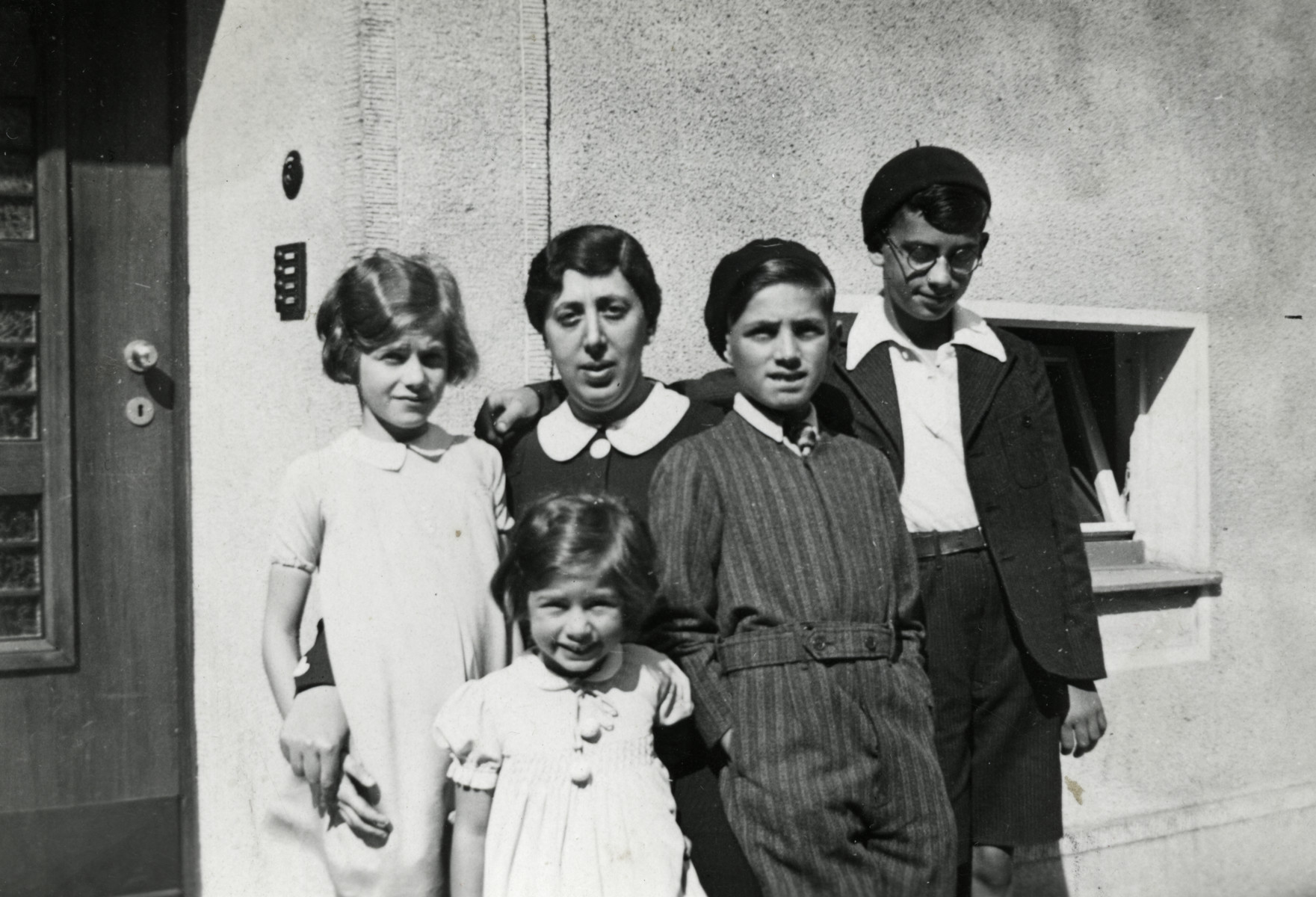 Bertha Klingman poses with four of her children Hannah, Jeannette, David, and Karl.