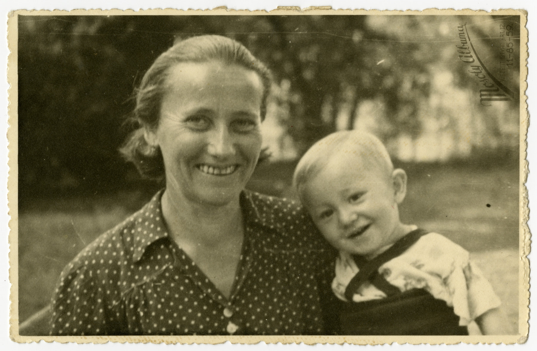 Close-up portrait of a woman and small child.

The original Hungarian caption reads: "As a token of remembrance to the best hearted woman, with real love from Bosza Janos, nee Ilonka Papp."