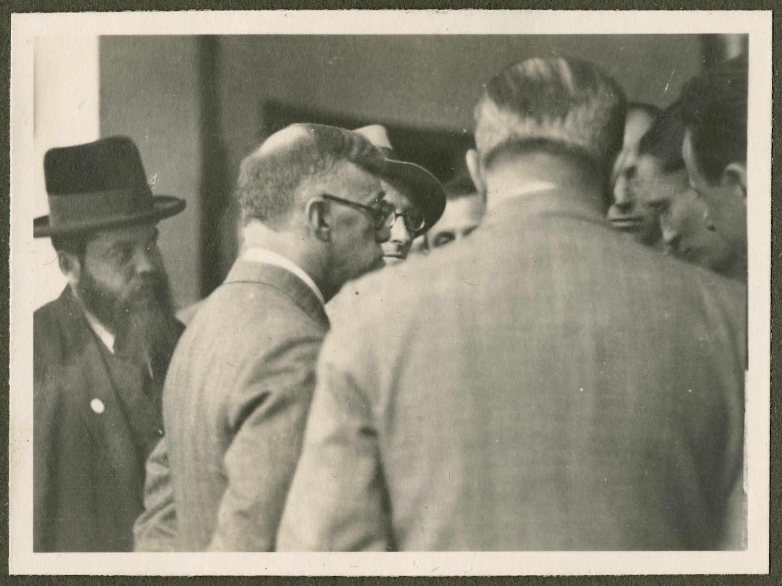 Zev Jabotinsky speaks to a group of men probably during the 18th Zionist Congress.
