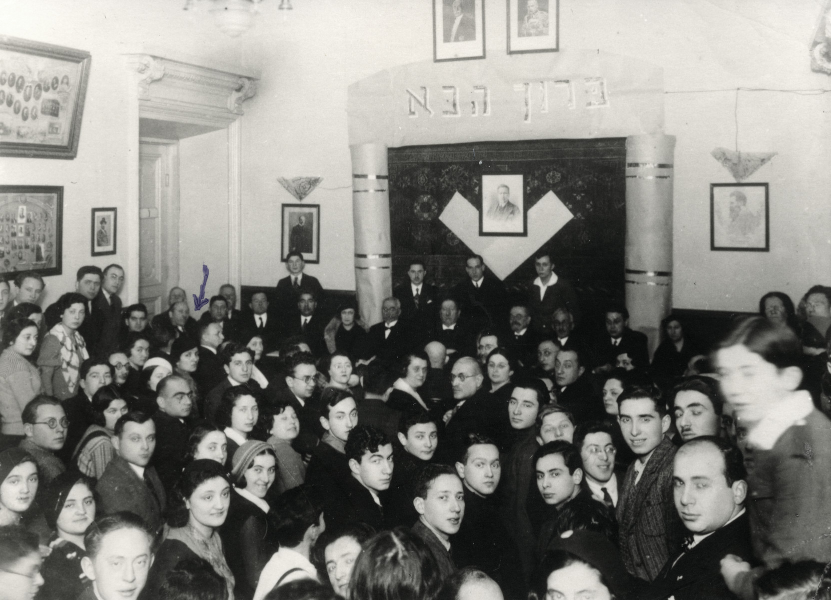 A large crowd gathers to hear the Hebrew poet, Hayyim Nahman Bialik during his visit to Vilna.