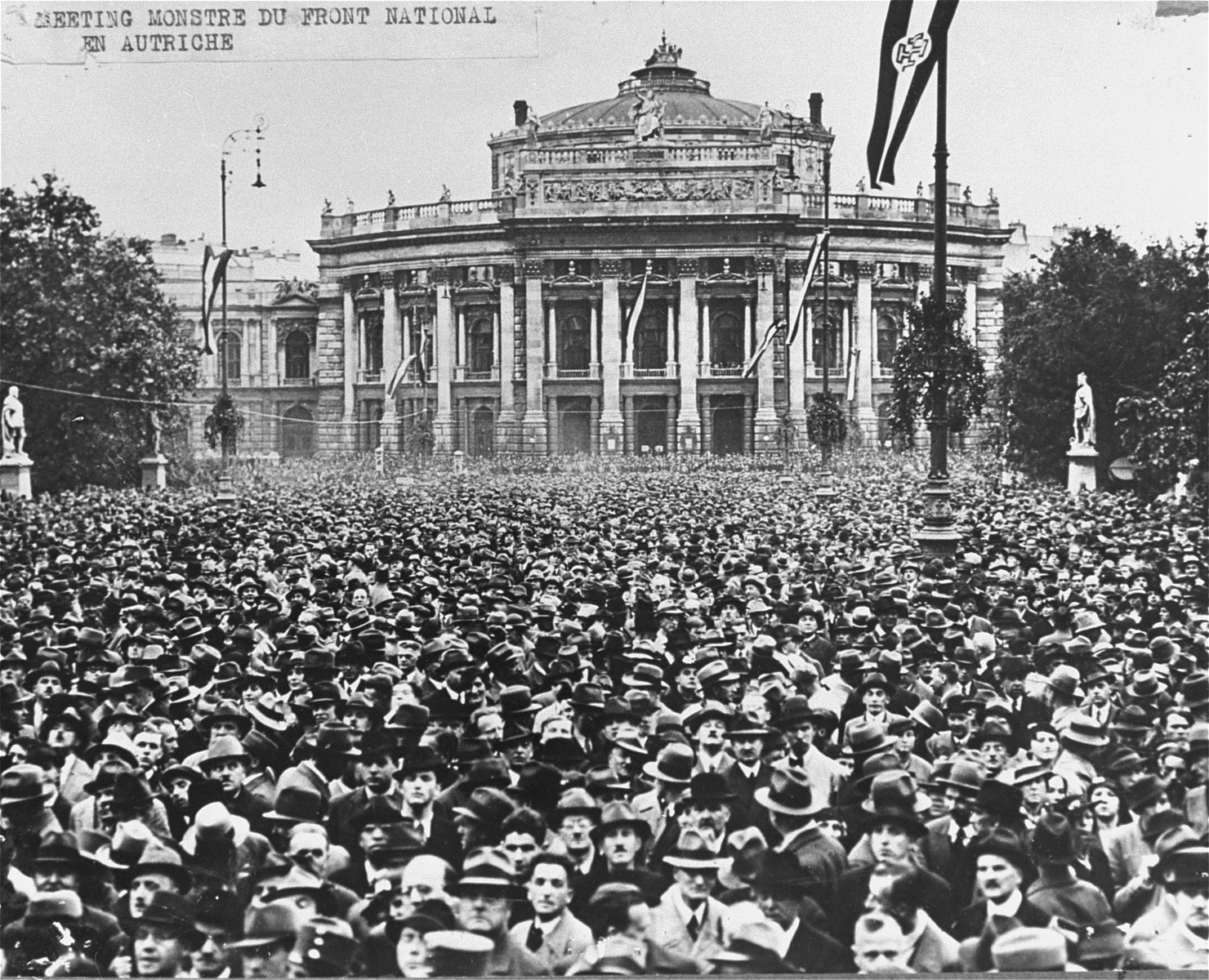 Members of the Patriotic Front gather at the "Rauthaus" to hear a speech by Chancellor Kurt Schusschnigg.