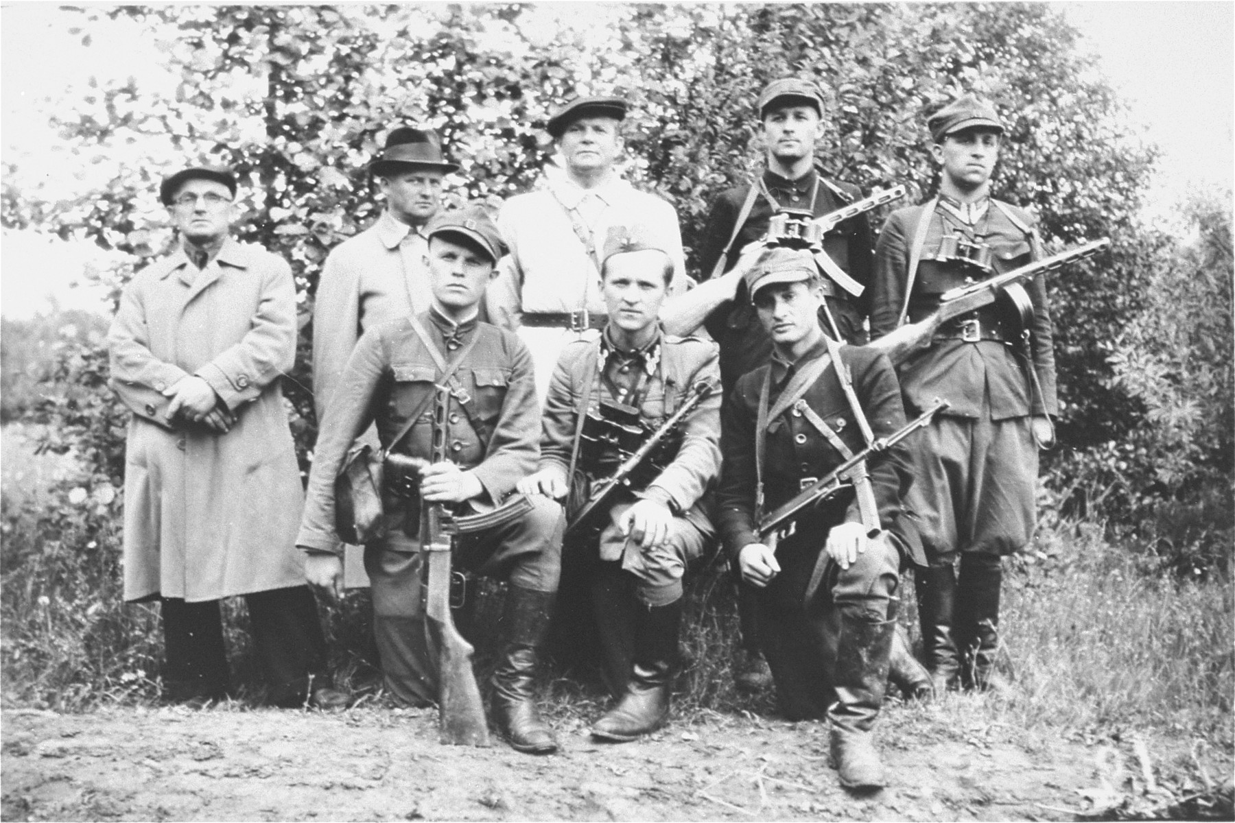 General Michael (Rola) Zymierski (top row, center), commander of the Polish communist Armia Ludowa, poses with a partisan unit in the Parczew Forest.  The partisan unit includes the Jewish physician, Michael Temchin (bottom right).
