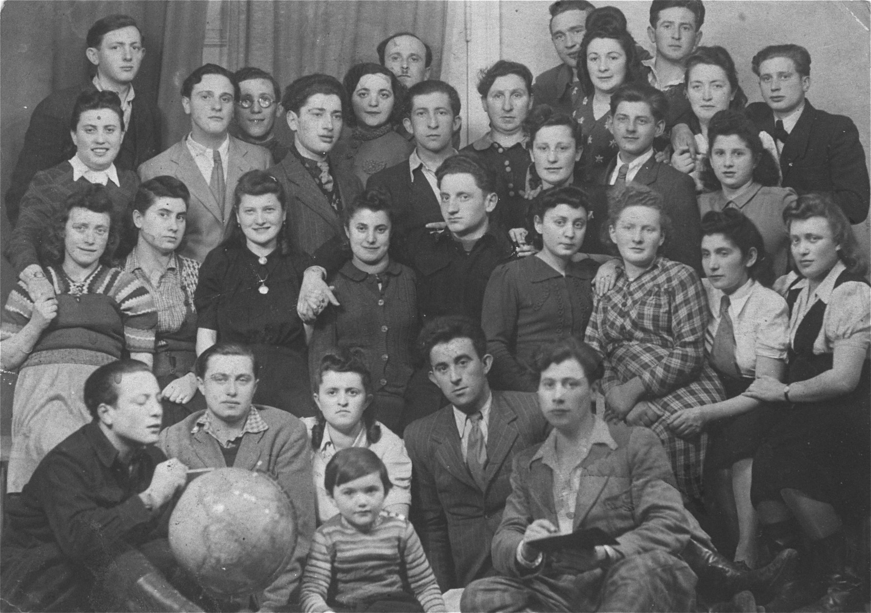 Group portrait of Jewish DPs in the Ludwigsdorf displaced persons' camp.

Among those pictured is Pinchas (Pinek) Rajzman (now Pinchas Reisman) from Sosnowiec, standing in the 3rd row, second from the right (directly behind woman in plaid dress).