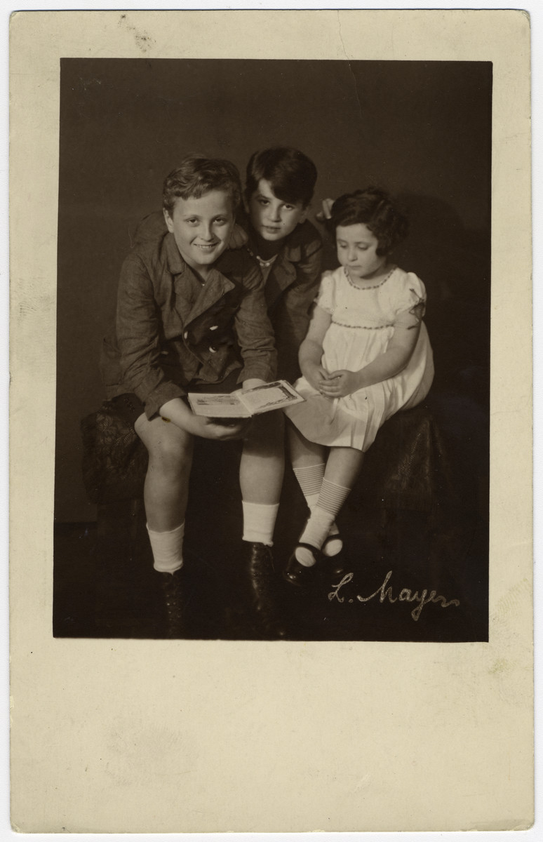 Studio portrait of three Czech Jewish siblings.

Pictured from left to right are Felix, Bruno and Margit Morawetz.