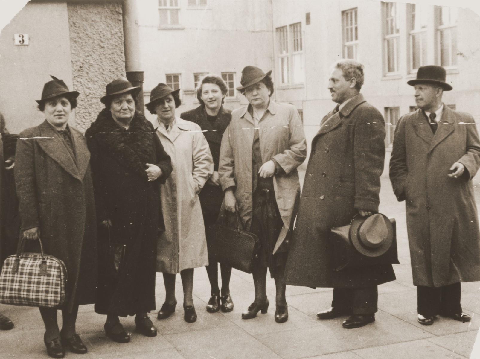 The Penner family gathers in Bremen to bid farewell to Chaya Penner (mother of David Penner) before she sails to the United States. 

Pictured from left to right are: Dora (Penner) Rosenmund; Chaya, Janka, unknown and David Penner.