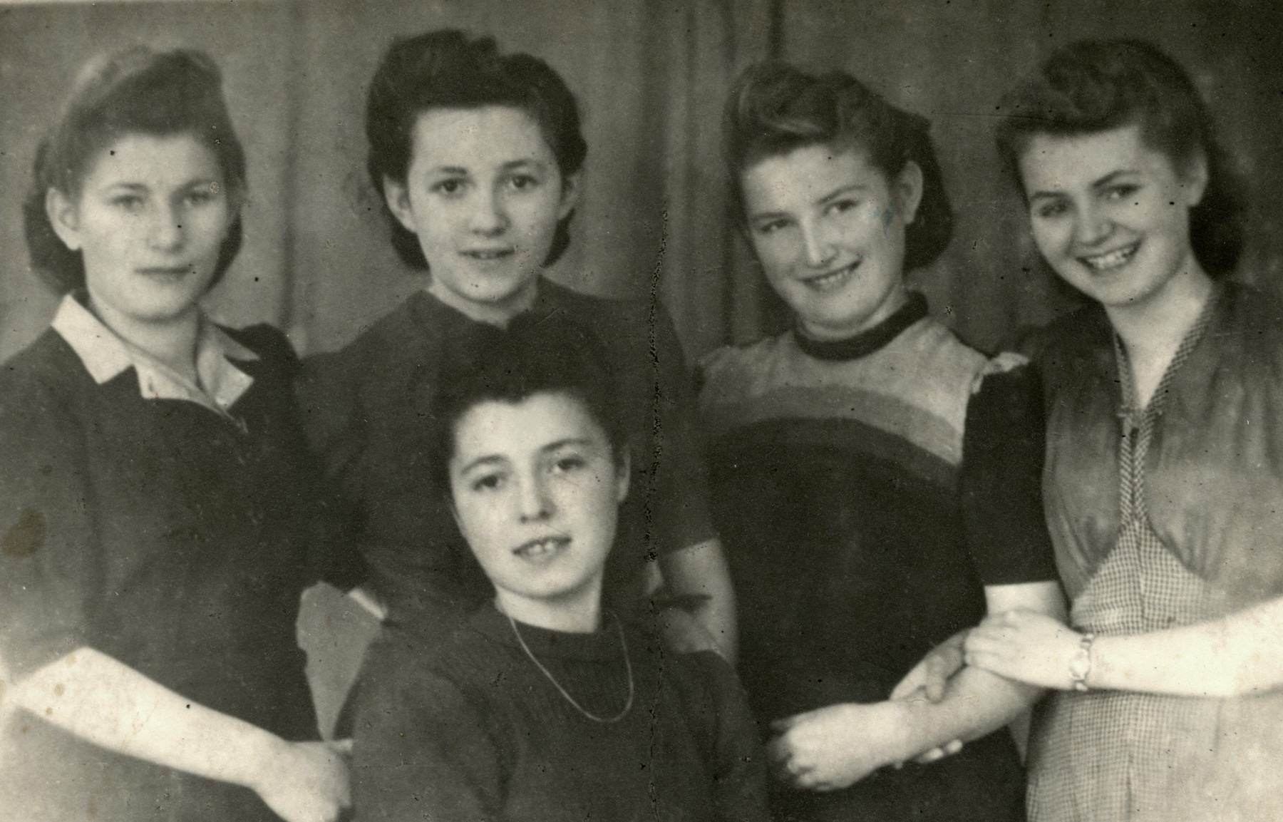 Group portrait of young women in the Chrzanow ghetto.

From left: Leika Laufer, Sala Ferber, Ruchka SiIberberg (?), Mali Lamm, Sita May (Czechoslovakian)
