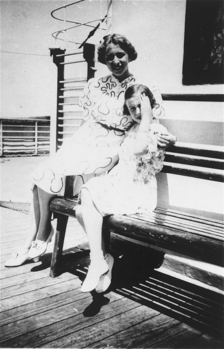 Portrait of Edith and Ilse Simon on the deck of the MS St. Louis.