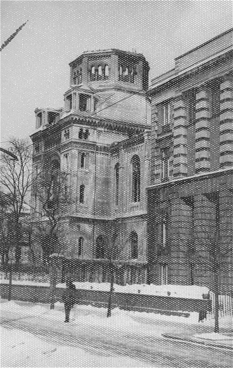 View of the destroyed reform synagogue on Kosciuszko Boulevard in Lodz.