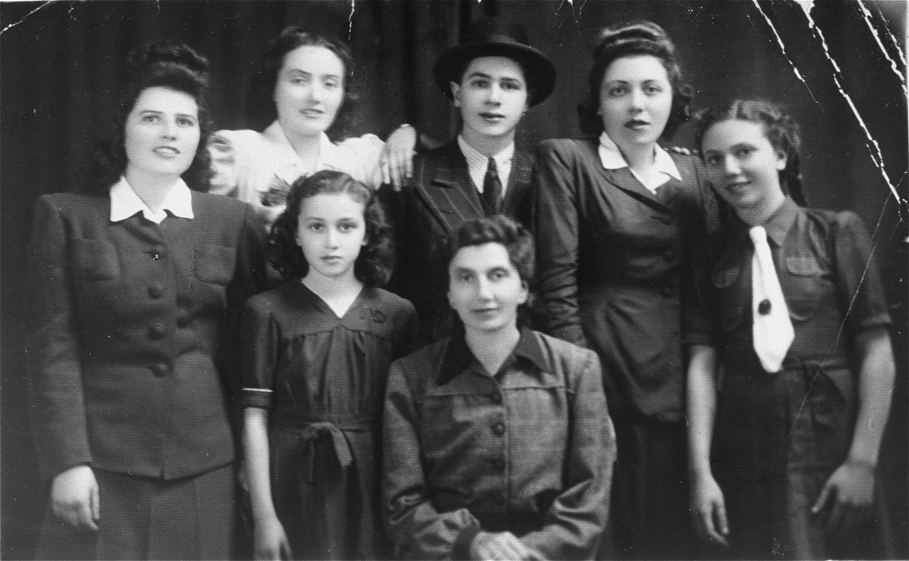 Group portrait of members of the Katz family in Munkacs.

Pictured in the bottom row (from left to right) are: Helen and Tereza Katz; top row: Chicha. Isabella; Philip, Jolon (Cipi) and Regina Katz.
