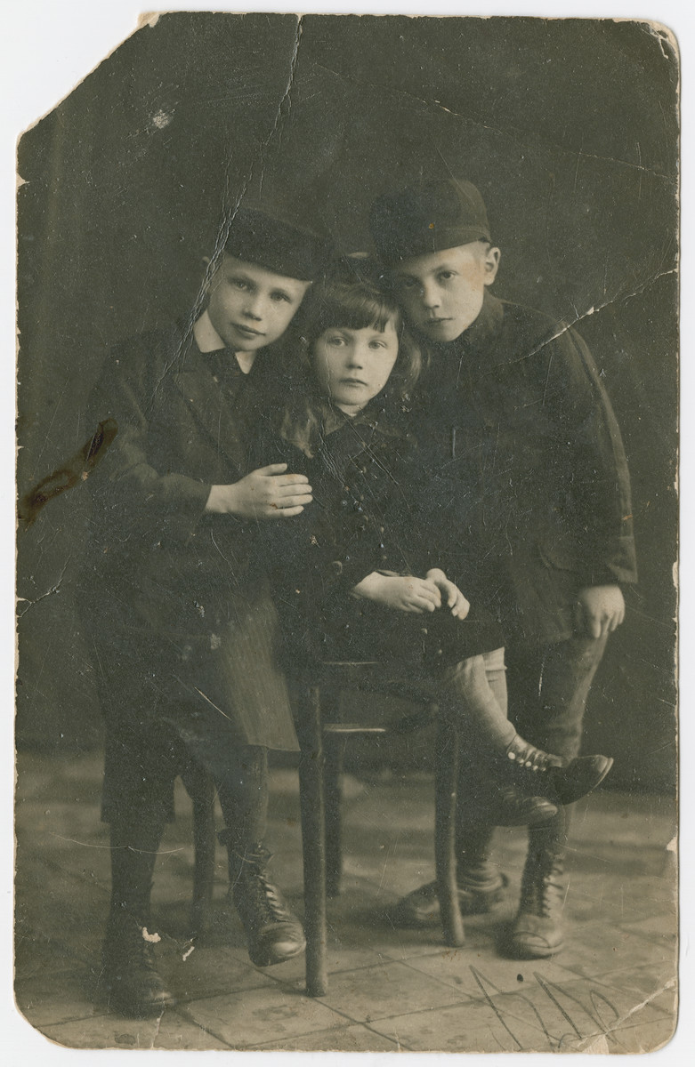 Studio portrait of Stanislaus (Szmuel, b. 1909), Rose (Rachel, b. 1913) and Simon (b. 1911) Hudes.

All three perished during the Holocaust.