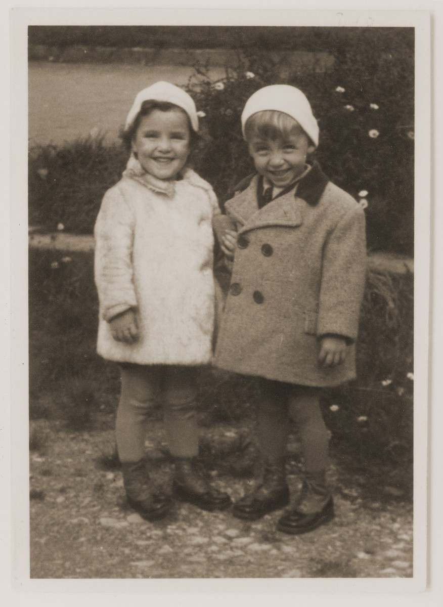 Portrait of the child twins, Rene and Renate Guttmann.