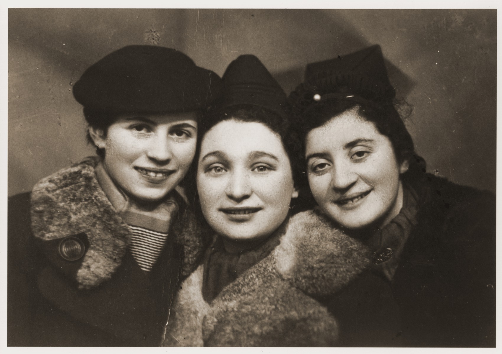Studio portrait of three Jewish girlfriends in Kalisz, Poland.

Among those pictured is Elli Grinberg.