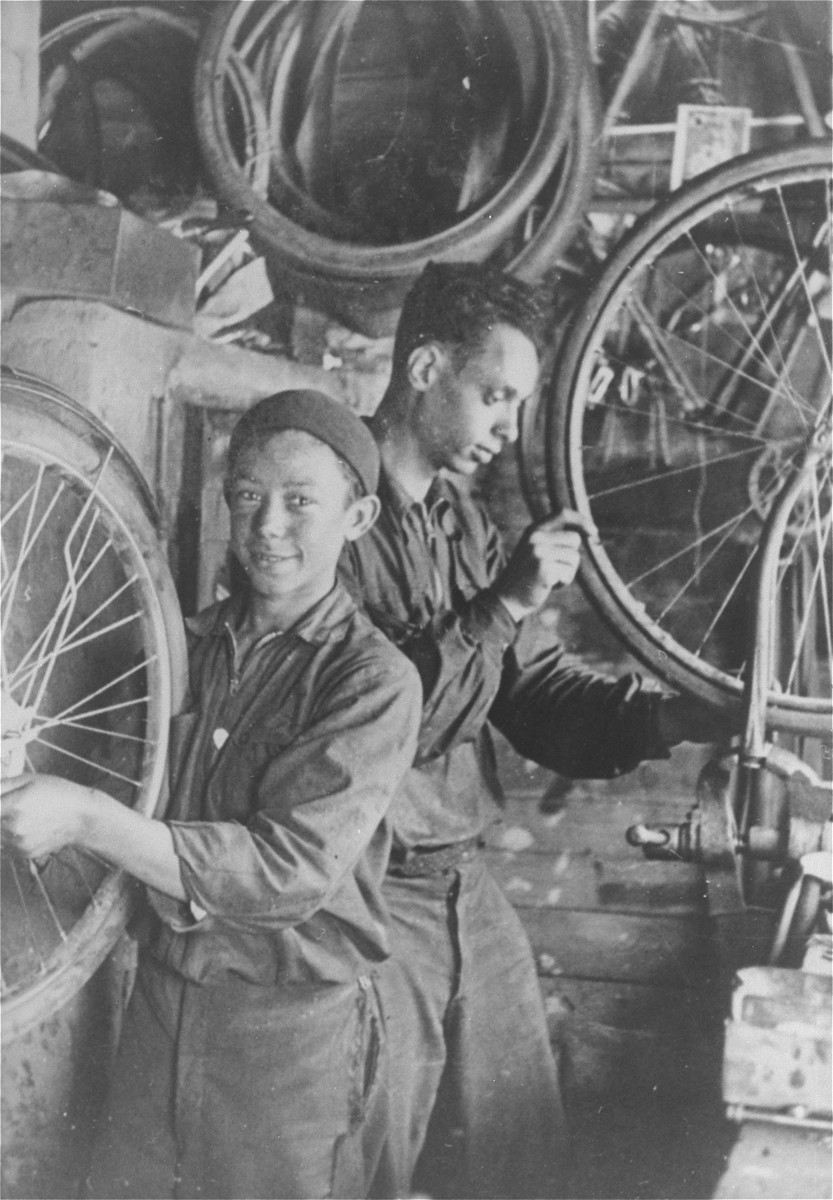 Leonard Bobrowski and his cousin Jankiel Bobrowski work in a bicycle workshop. 

Jankiel was murdered in Brest in 1941.