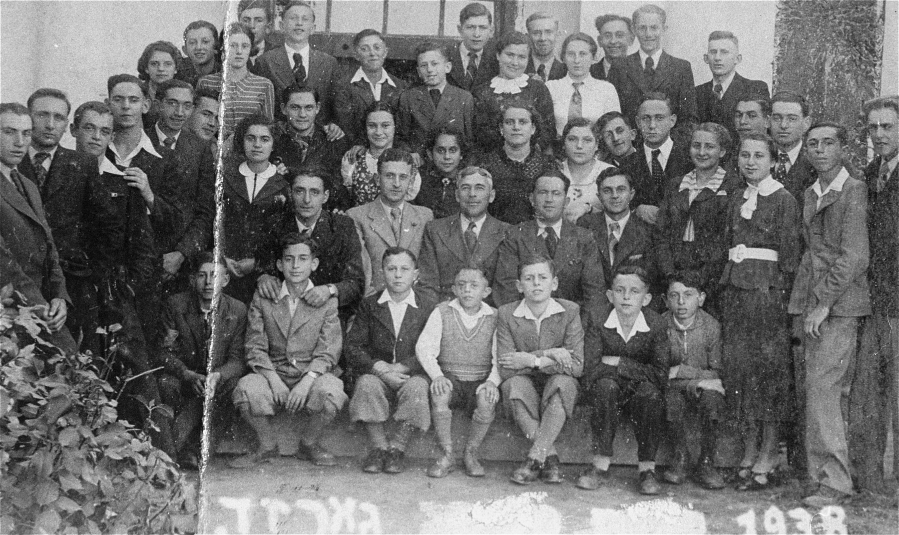 Group portrait of Jewish youth in Gargzdai, Lithuania.