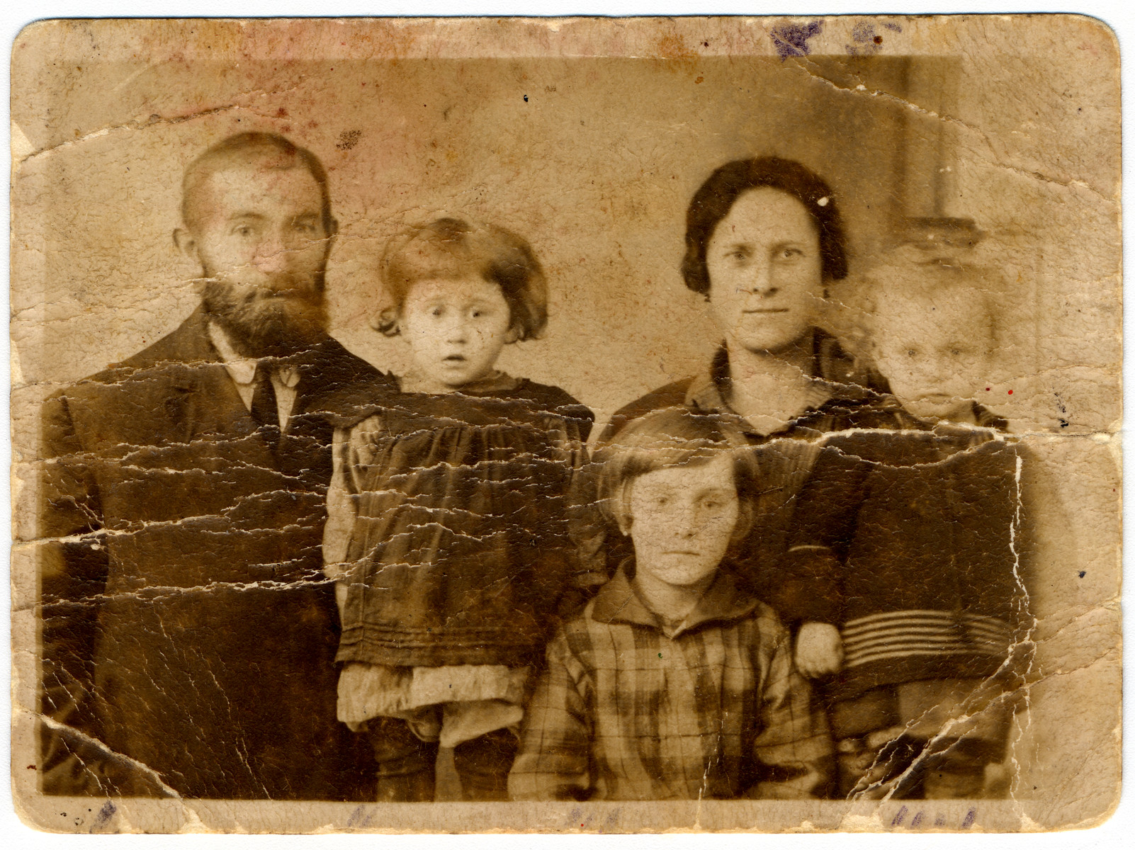 Prewar portrait of the Rechenman family in prewar Pulawy.

Pictured from left to right are Shmuel, Bayla Gitel, Yocheved, Ruchel and Elcia.