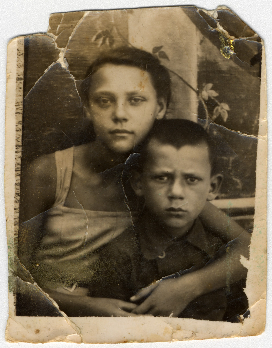 Portrait of Reunven Bronshtein and his sister.