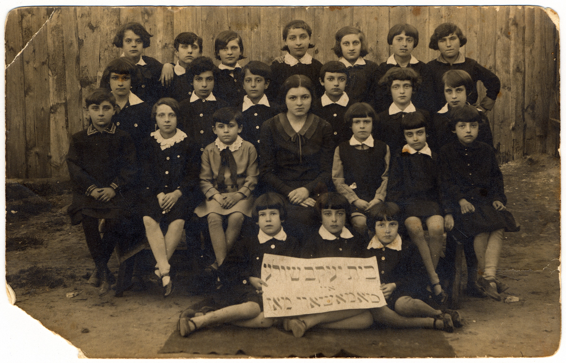Class portrait of a Beit Yaakov, religious girls school in Tomaszow Mazowiecki.

Roza Grynspan is pictured in the top row, second from the right.