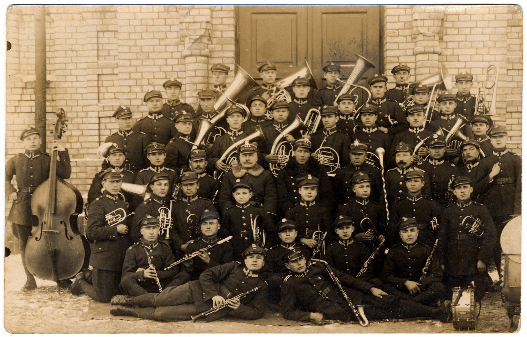 Group portrait of the Polish Army as a member of the military orchestra in Slonim.

Among those pictured is Berel Kastrovitzky.  Pictured in the back row, to the immediate right of the double door, is Shmuel Szabsaj.