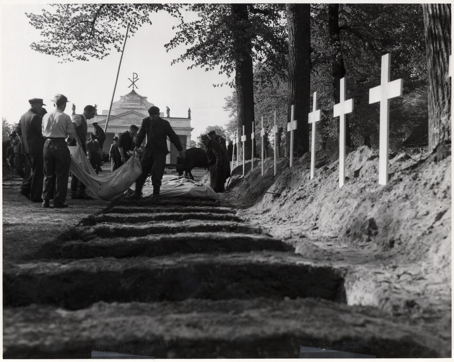 American soldiers force German civilians to participate in the burial of prisoners who died in the Woebbelin concentration camp.