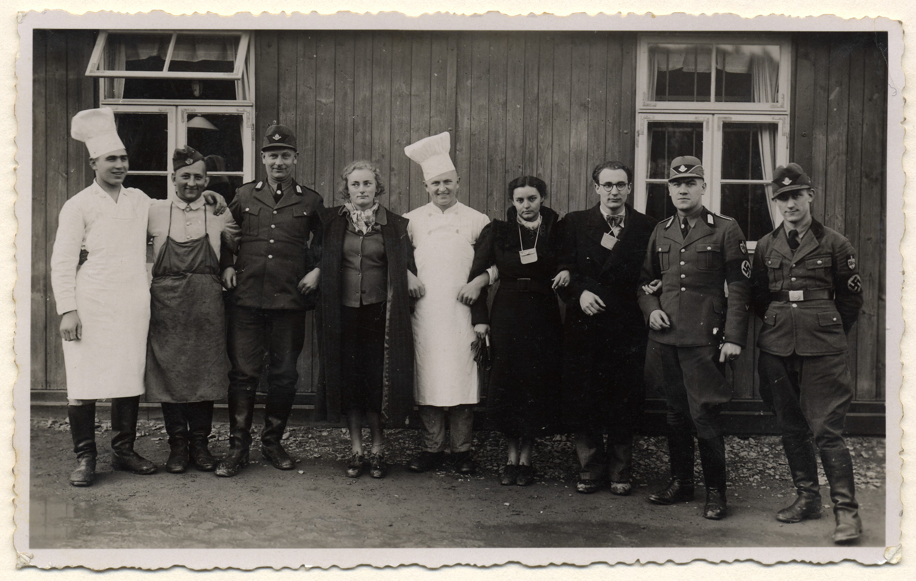 Chefs, women, and members of the RAD (Reich Labor Service) pose for a group photo.