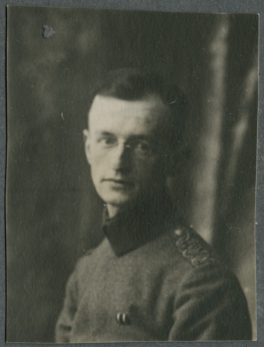 Portrait of Walter Lande in military uniform.