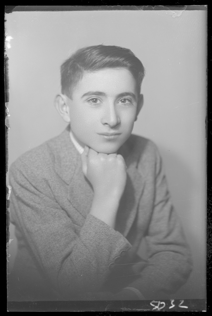 Studio portrait of Moszes Fridman.