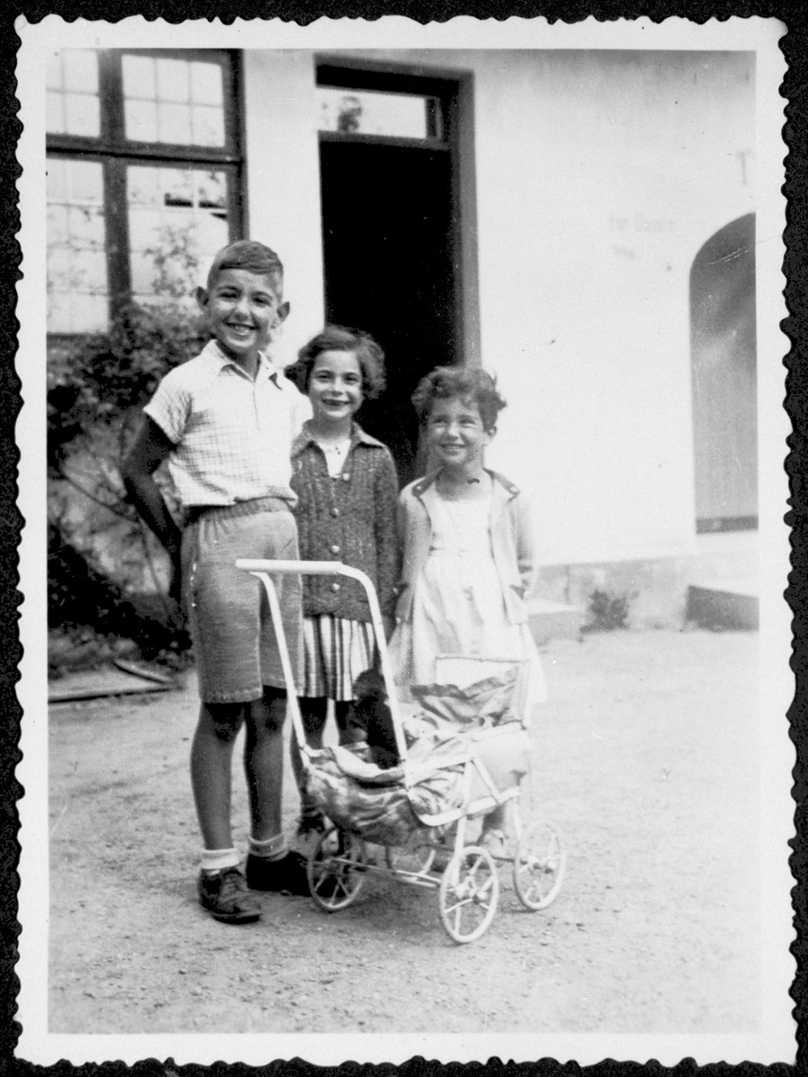 Franz Lieberman poses with two young friends in Gleiwitz.