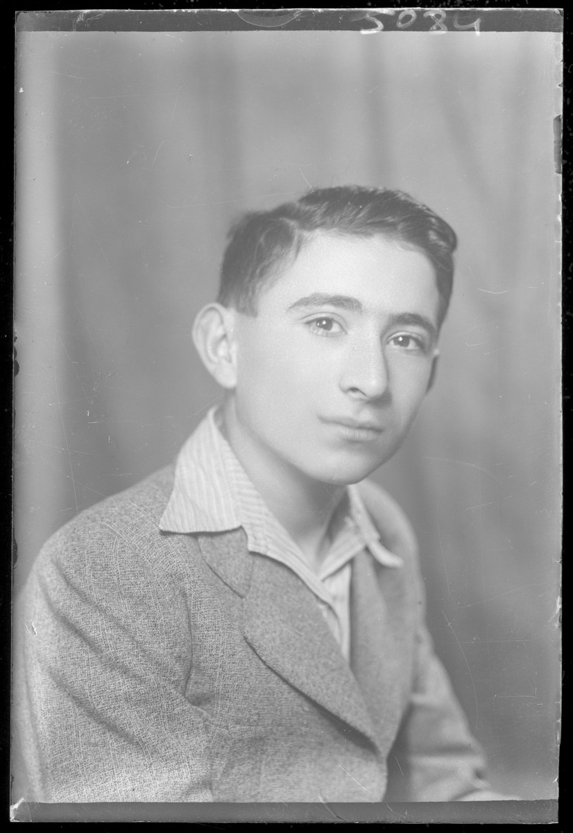 Studio portrait of Mozes Ridman.