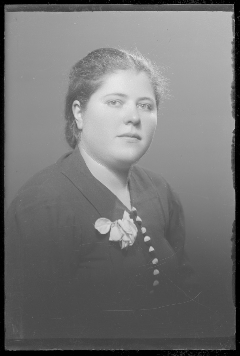 Studio portrait of Moriska Salamon.