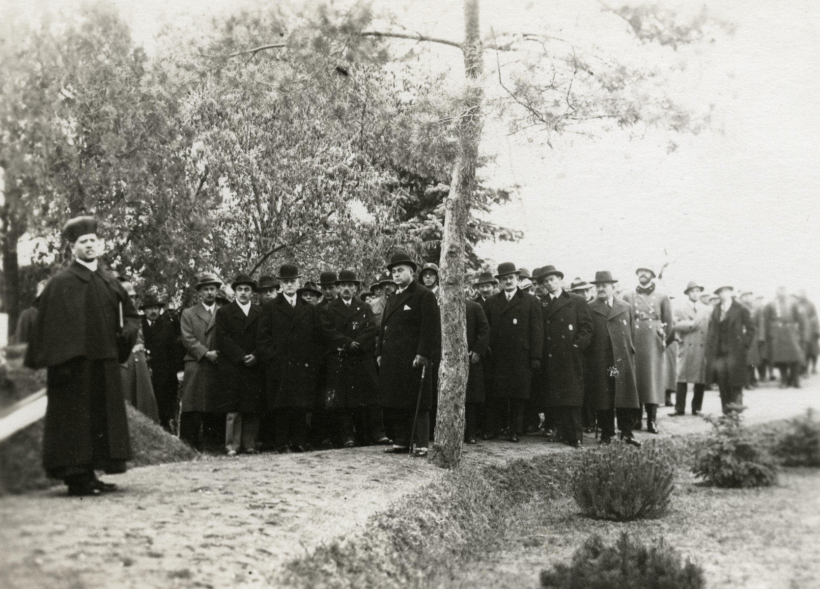 Rabbi Jeno Frenkel dedicates a memorial to Jewish soldiers from Szeged who were killed in World War I.