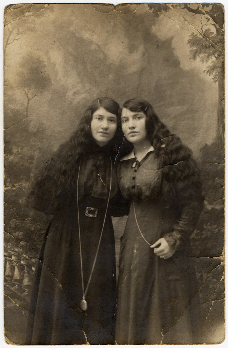 Studio portrait of the two Revinsky sisters in Eisiskes.