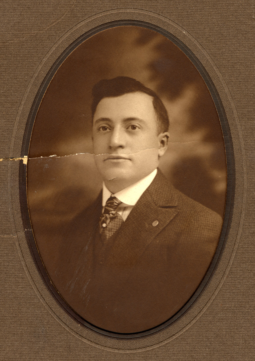 Studio portrait of Louis (Revinsky) Wolf.  

Louis Revinsky was born in Eisiskes and immigrated to the United States where he changed his name to Wolf and married Gitel (later Gertrude) Remz, also from Eisiskes..