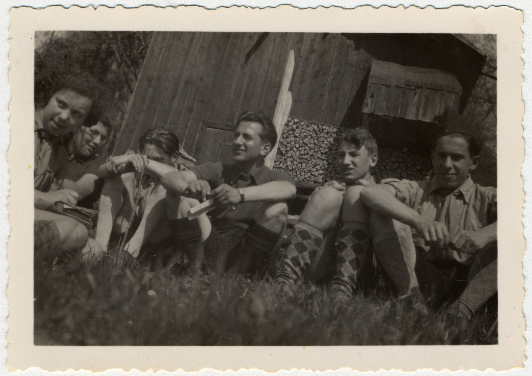Lily Bornstein, Inge, Rudi, Yosef, Bruno Lewin, and Teddy Browar sit outdoors for a discussion at their camp in Elgg.