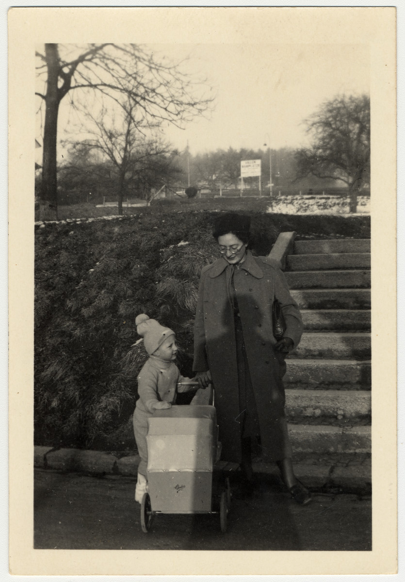 Ruth Rappaport watches Ursi Herzog as she climbs on her carriage.