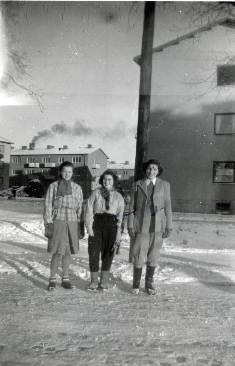 Celia Century stands in front her family's house in Uppsala together with two friends. 

Also pictured is Rahel (Tulla) Blomberg.