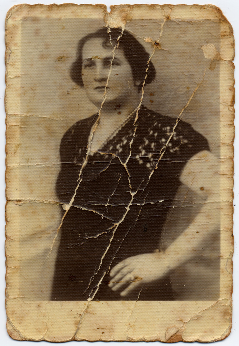 Portrait of Natalia Netka Putersznyt sent to her daughter who was in the Oberalstadt concentration camp.  

Zosia kept this photograph in her shoe while in the concentration camp.