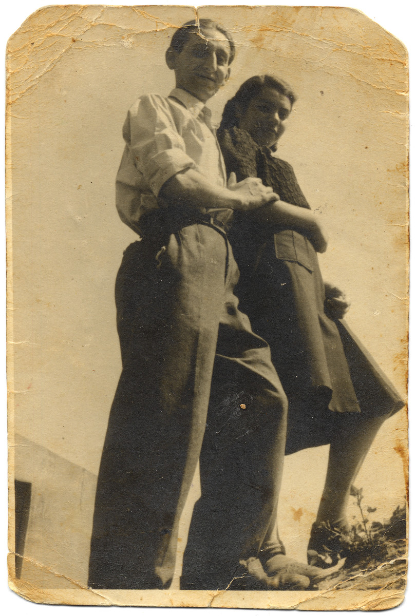 A young Jewish couple pose together in the Lodz ghetto. 

Pictured is Josef Szwarc (later Schwartz) with his friend Lola Blauweis.