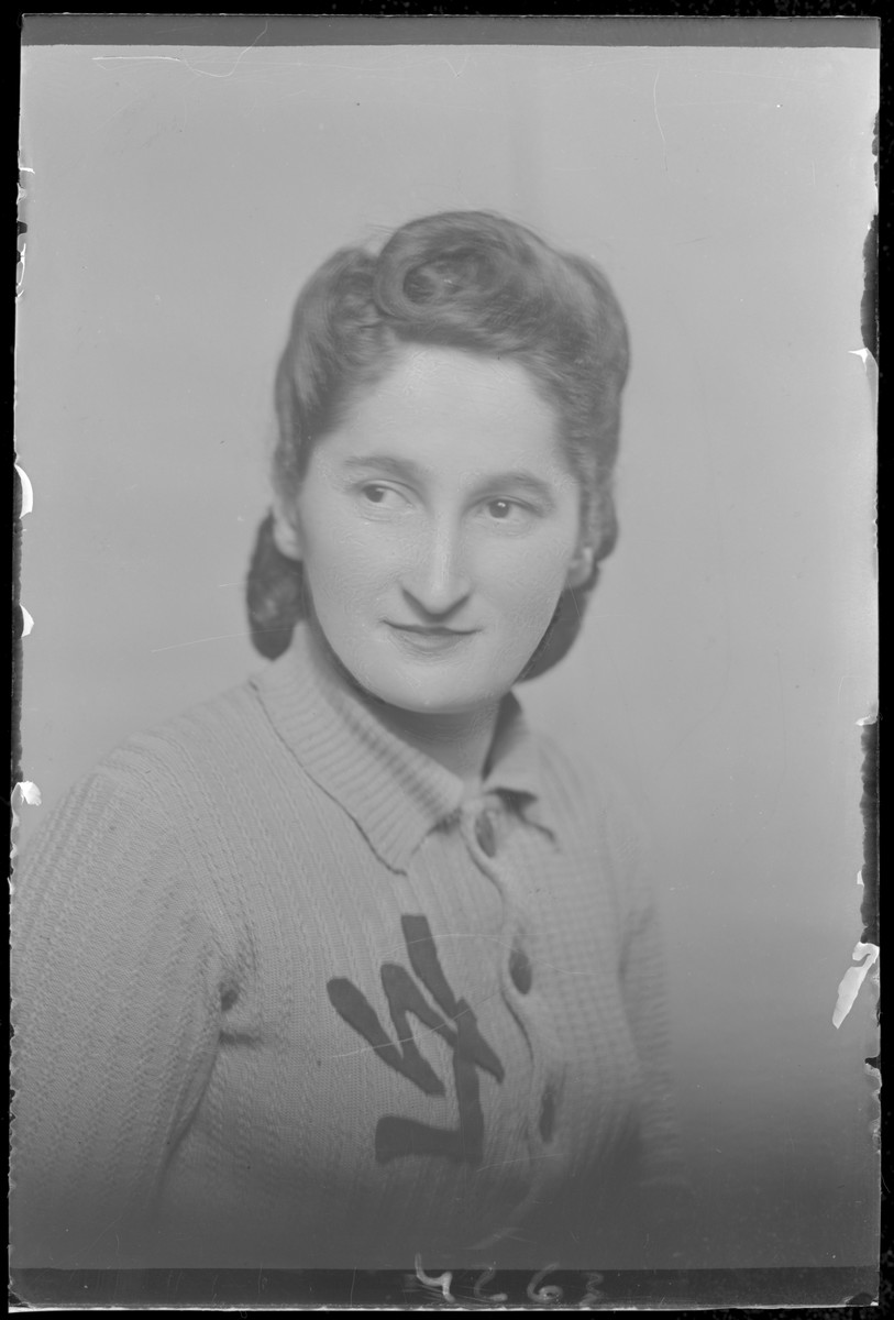 Studio portrait of Lea Weisz.