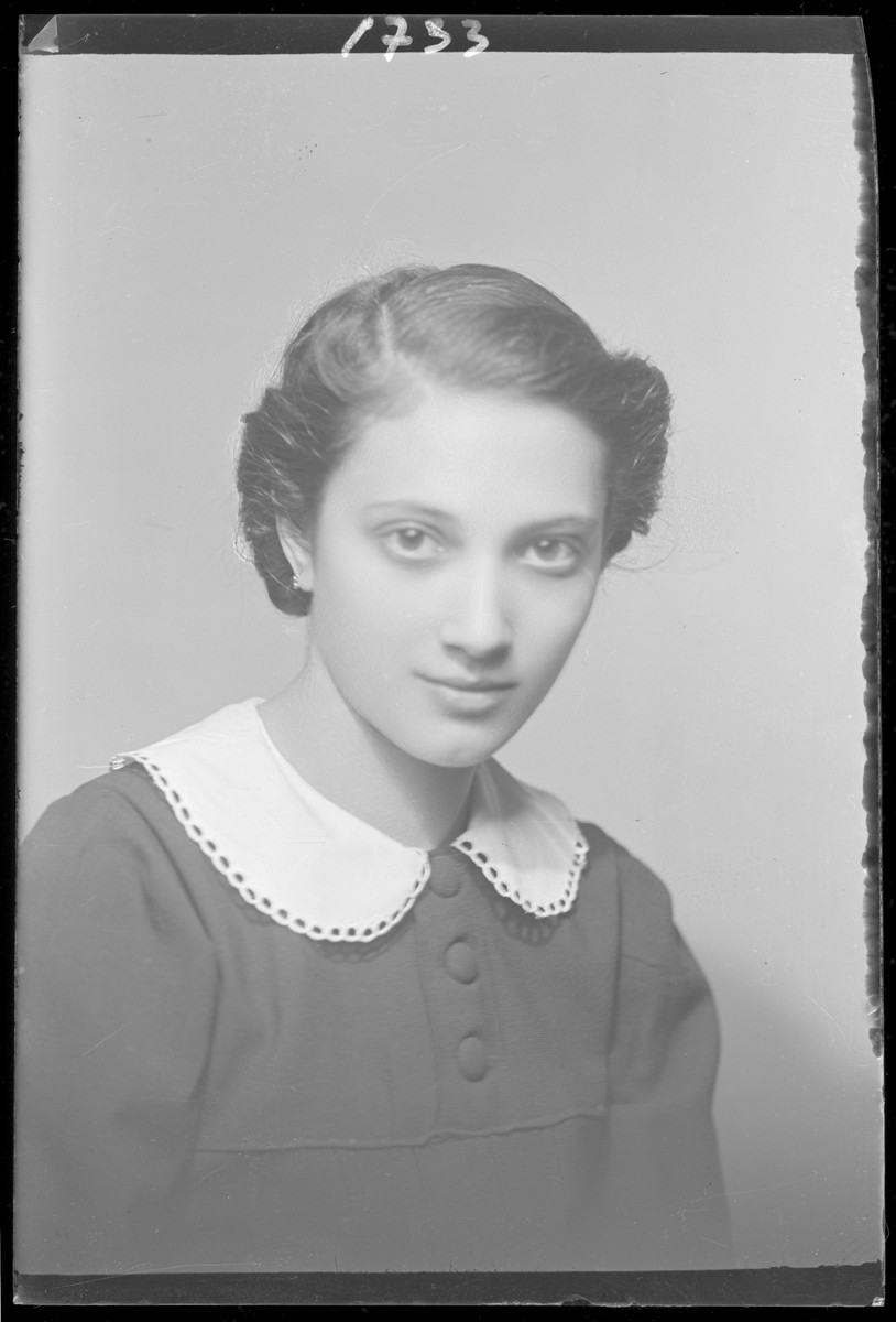 Studio portrait of Elza Muszkal.