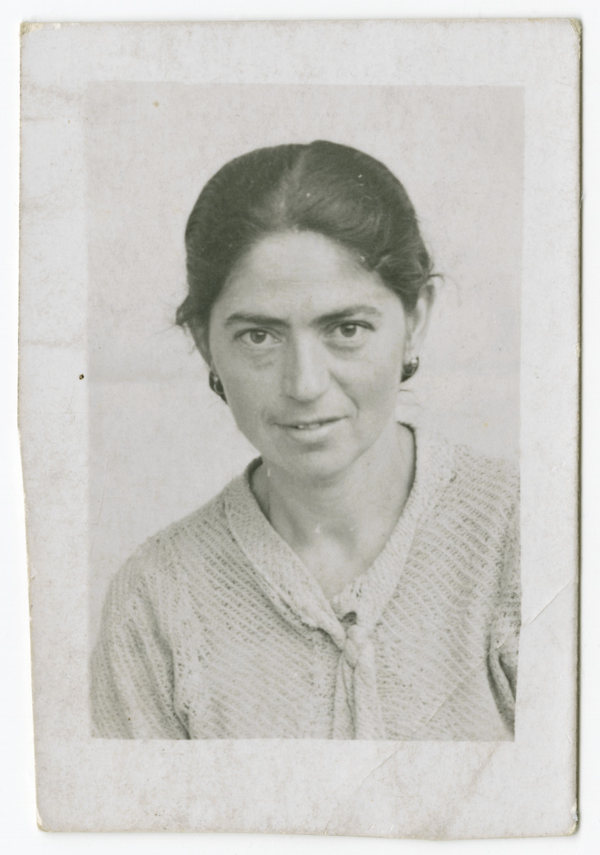 Studio portrait of Rywa Roth, possibly in the Bochnia ghetto.