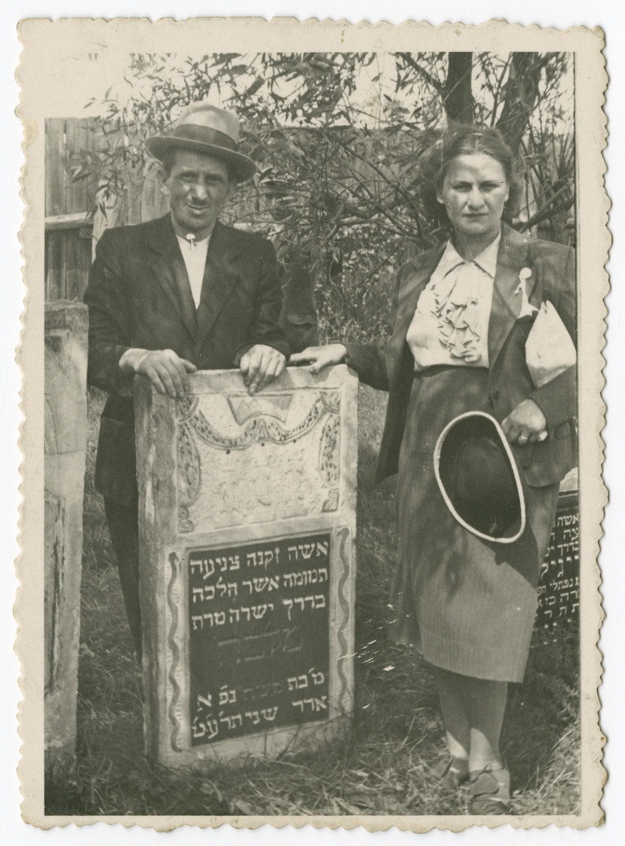 Two family members pose next to the grave of Malka, the daughter of Moshe, a member of the Kodzidlo or Herszlikowicz family.


Pictured are probably Gussie and Srul, an uncle of Hanna.